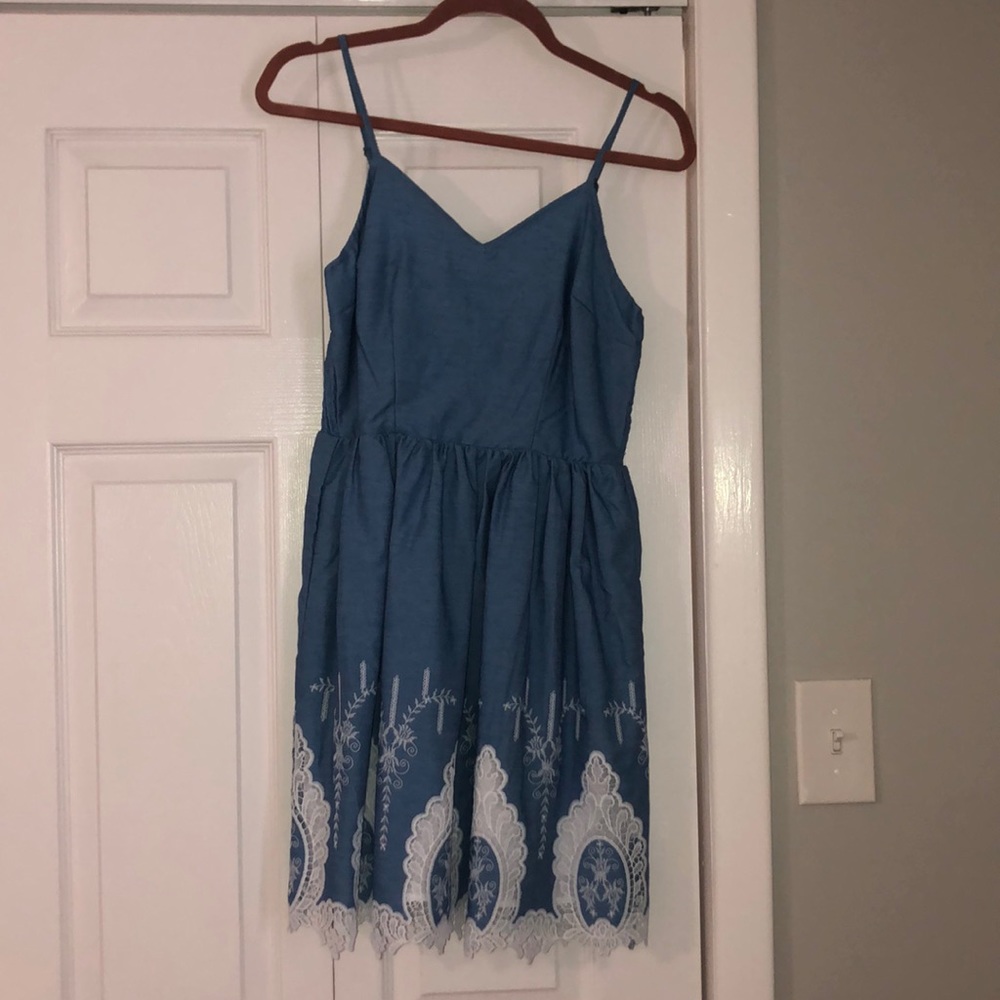 Dress with lace detail